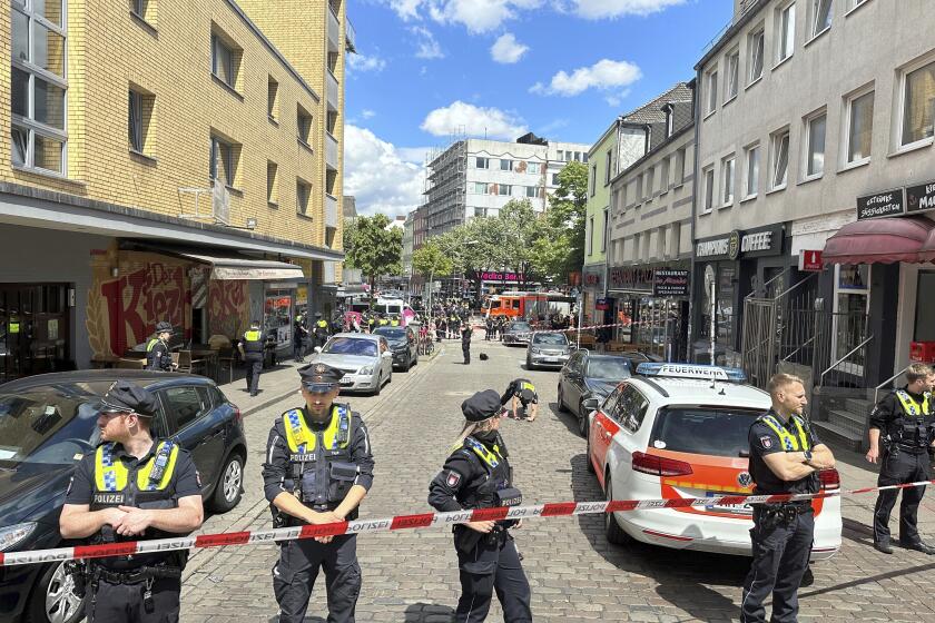 Agentes de la policía acordonan una zona cerca de Reeperbahn, Hamburgo, Alemania, el 16 de junio de 2024 tras un incidente. (Steven Hutchings/dpa via AP)