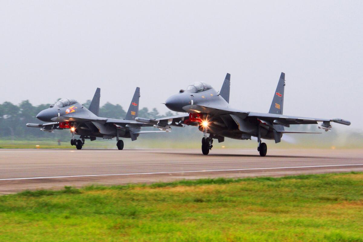 Two Chinese SU-30 fighter jets take off 