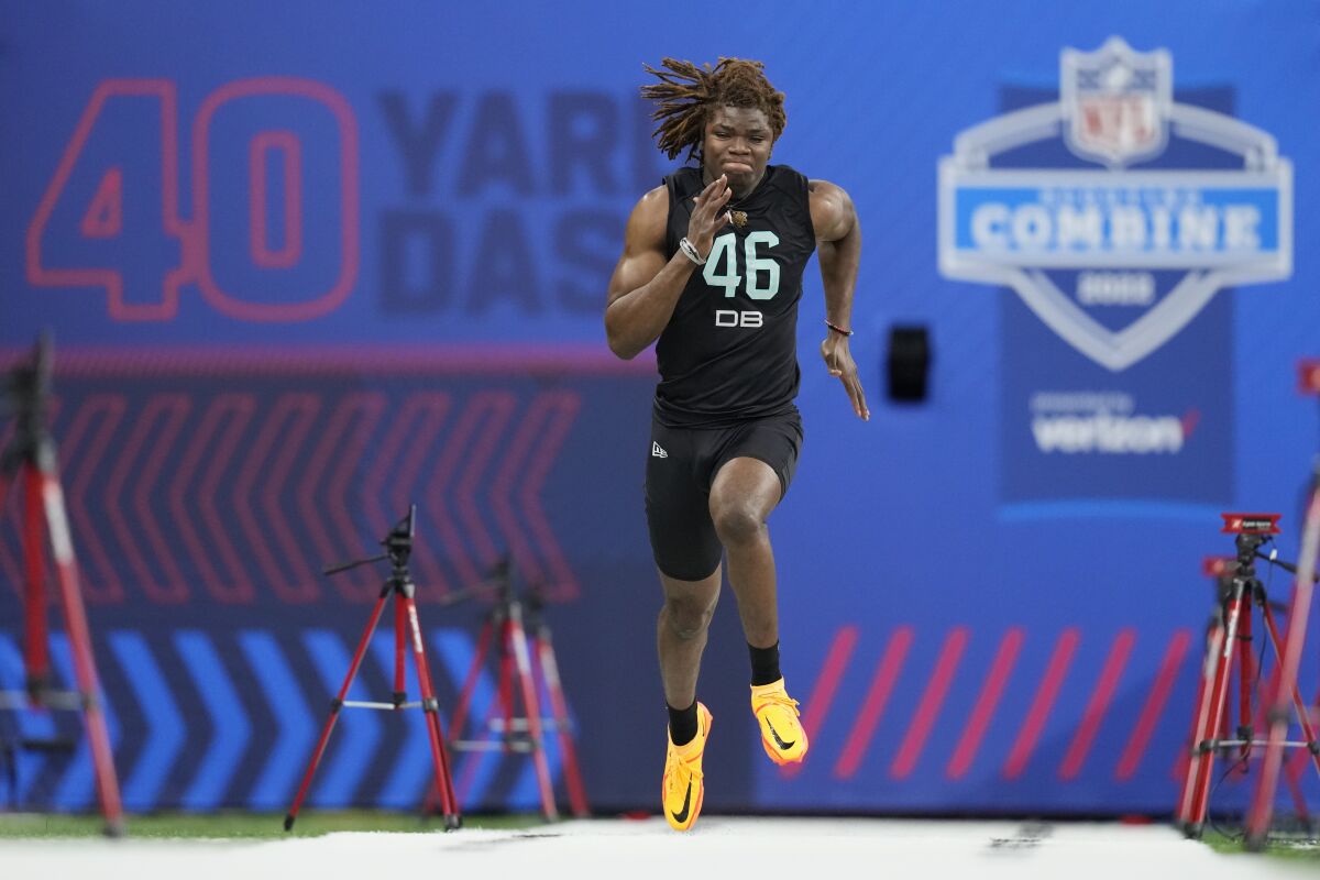Georgia defensive back Lewis Cine runs the 40-yard dash at the NFL scouting combine on March 6.