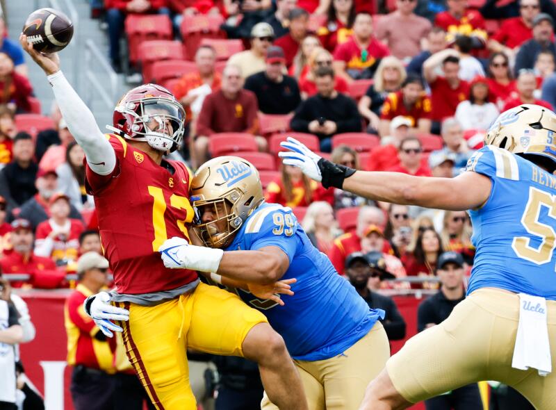 LOS ANGELES, CA - 18 KASIM: USC Trojans'ın oyun kurucusu Caleb Williams (13) pas atıyor.