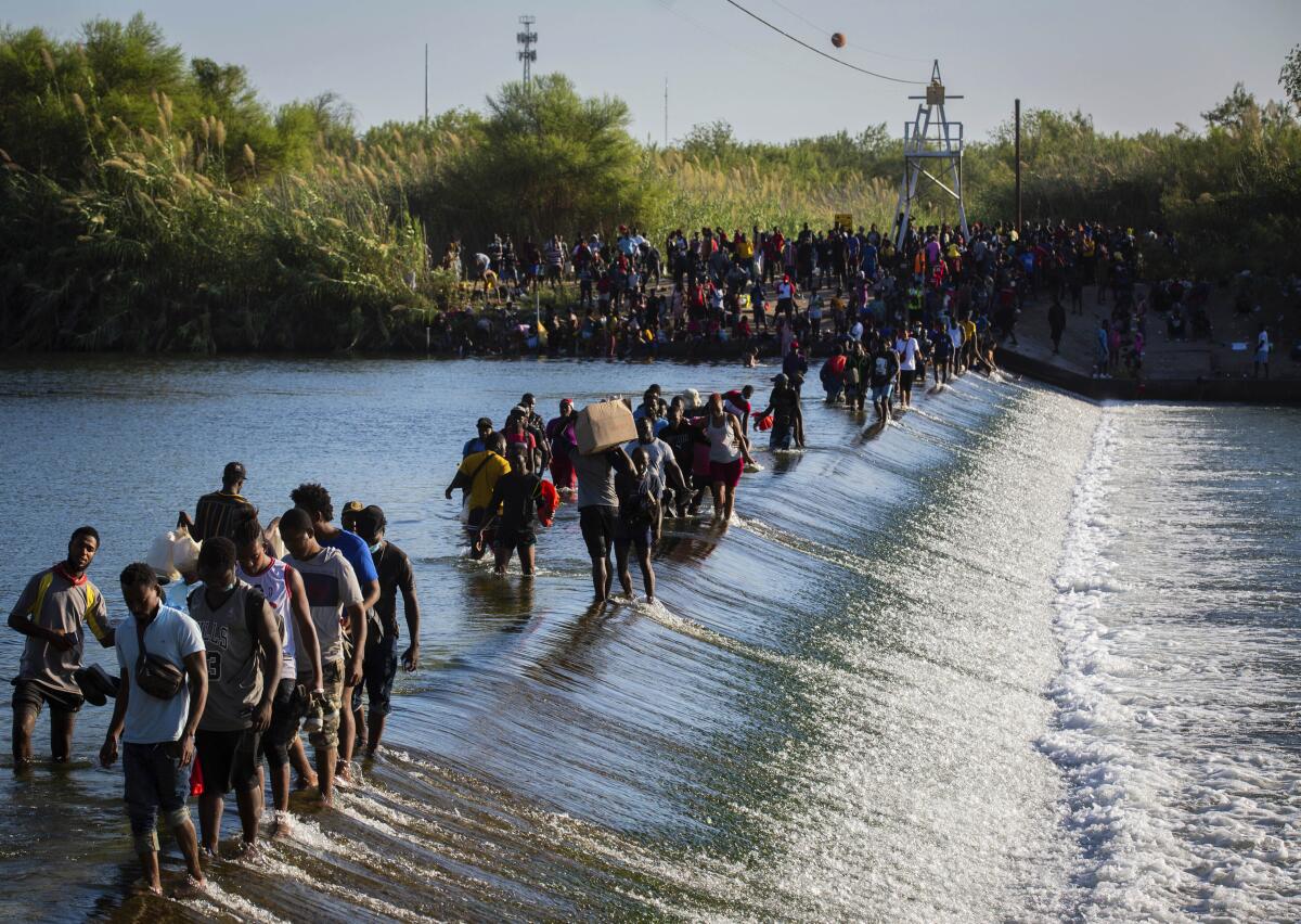 Migrantes haitianos que aguardan en Del Rio y en Ciudad Acuña