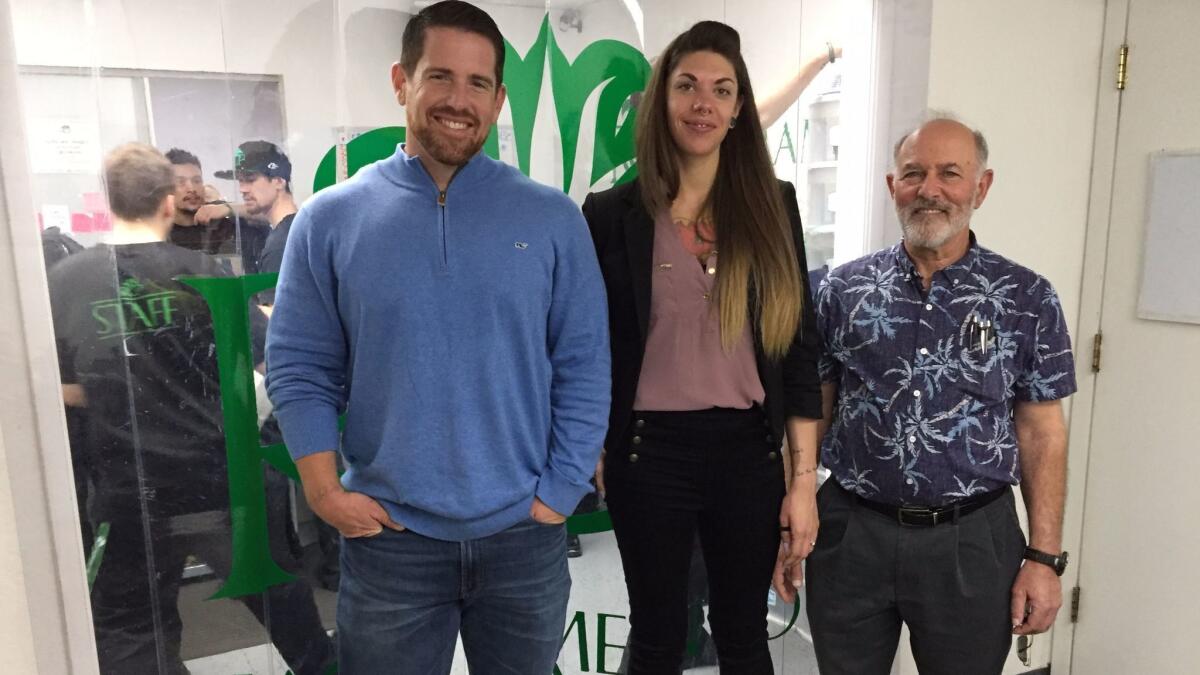 Los copropietarios del dispensario, David Spradling y Mark Pelter (der.), con la técnica en farmacia especializada en cannabis Shayna Schonauer (Robin Abcarian / Los Angeles Times).