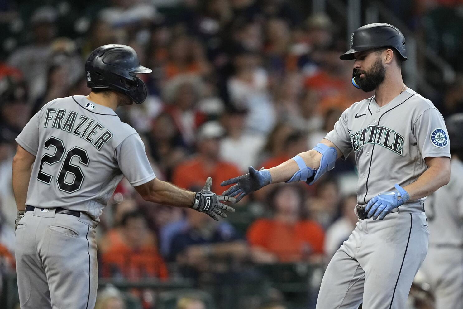 Alvarez hits RBI single in 10th to lift Astros over M's 3-2