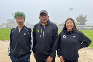 Israel Hernández (izq.), el entrenador Raymond Eason (centro) y Celeste Ortega, parte del equipo de Garfield High que correrá bajo Students Run LA el Maratón de Los Ángeles este domingo.