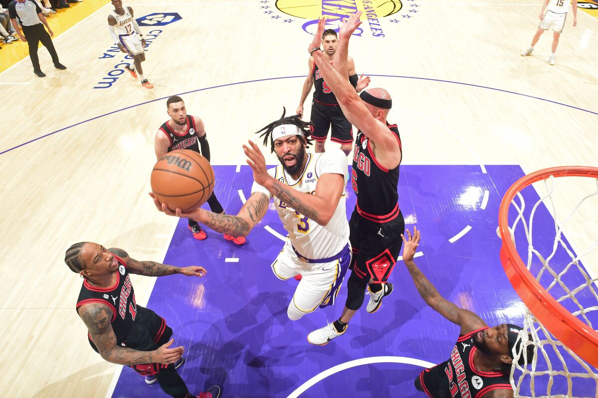 Lakers forward Anthony Davis puts up a shot during the Lakers' 118-108 loss to the Chicago Bulls.