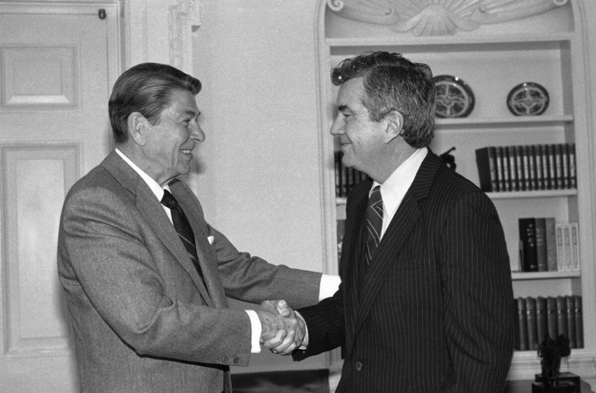 ARCHIVO - En esta foto del 27 de febrero de 1985, el presidente estadounidense Ronald Reagan se despide de Jerry Parr, el agente del Servicio Secreto que le salvó la vida durante un atentado el 30 de marzo de 1981, que se retiraba tras 22 años en la agencia. Parr falleció a los 85 años de edad el viernes, 9 de octubre del 2015.