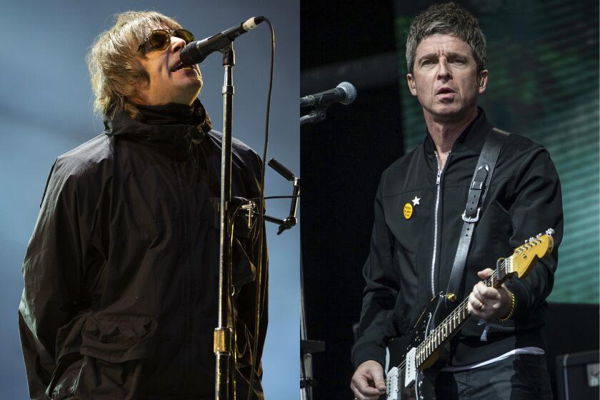 Liam Gallagher actúa en el Reading Music Festival, Inglaterra, el 29 de agosto de 2021, izquierda, y Noel Gallagher actúa en el Festival de Glastonbury en Worthy Farm, Somerset, Inglaterra, el 25 de junio de 2022.(Foto AP)