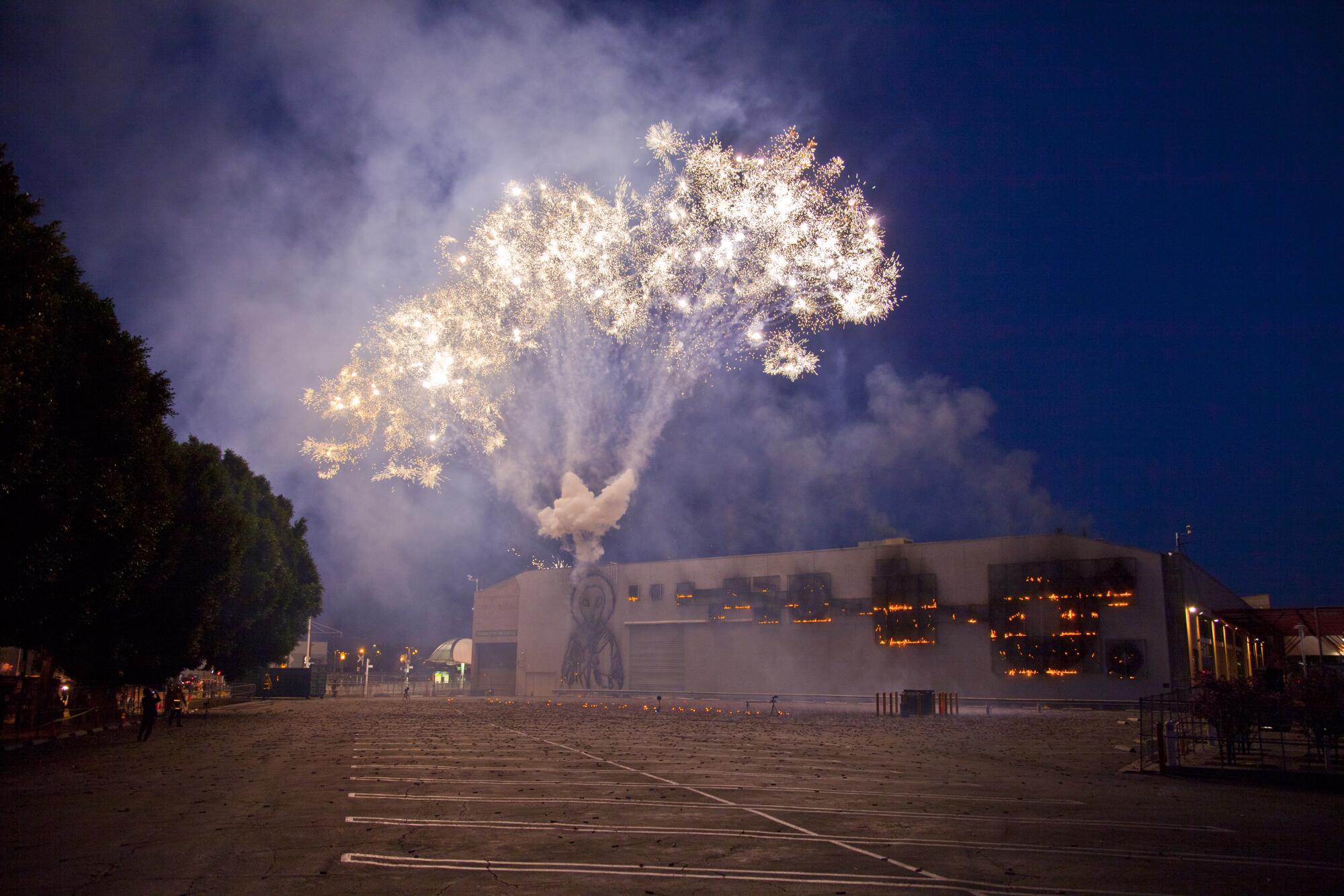 Un espectáculo de fuegos artificiales en el MOCA en 2012