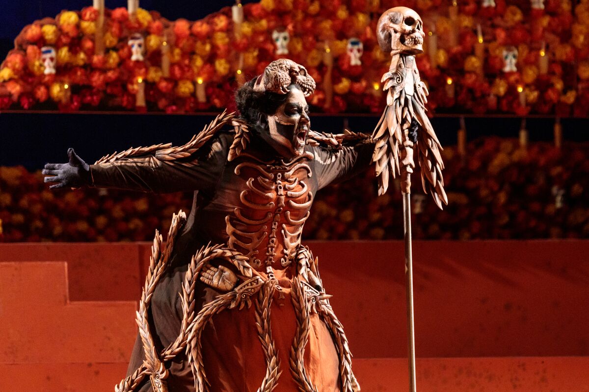 Maria Katsarava interpreta a Katrina, la guardiana de las almas, en la Ópera de San Diego