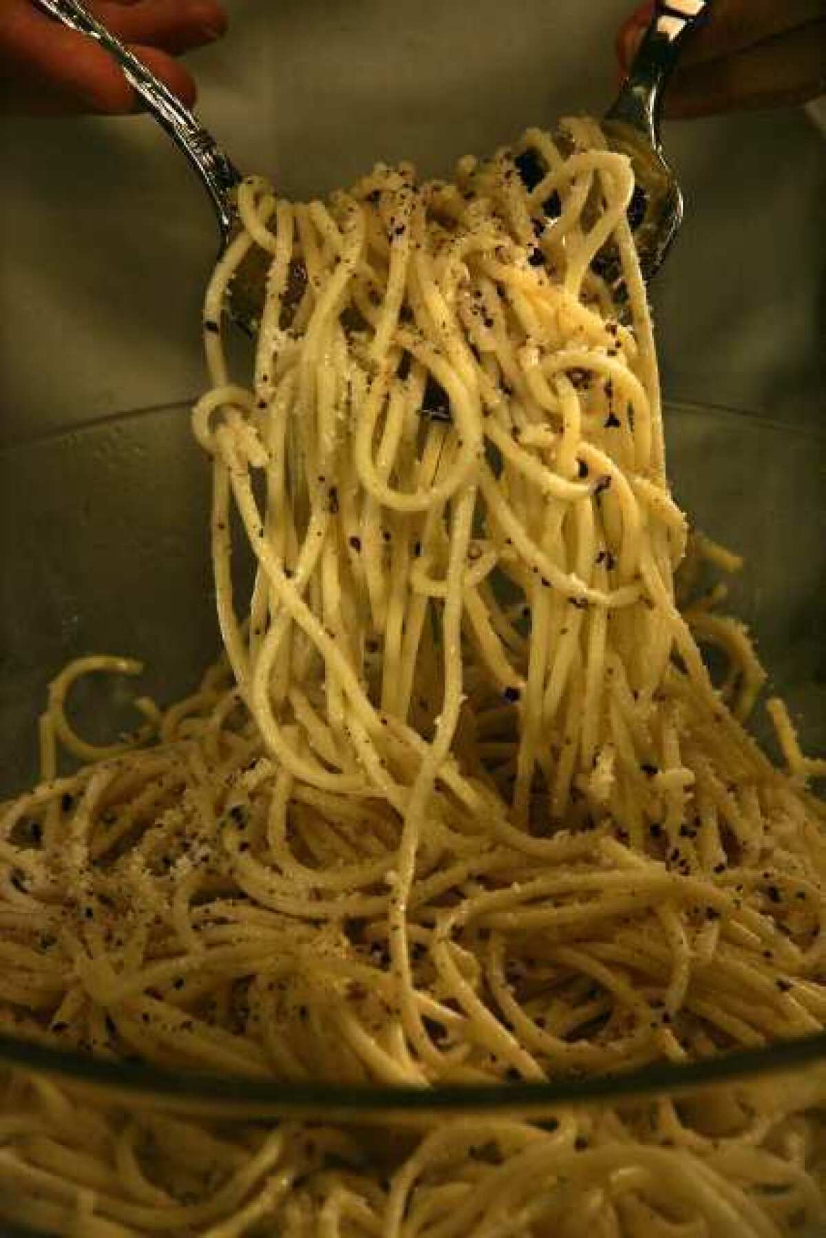 Spaghetti with crushed black pepper and pecorino