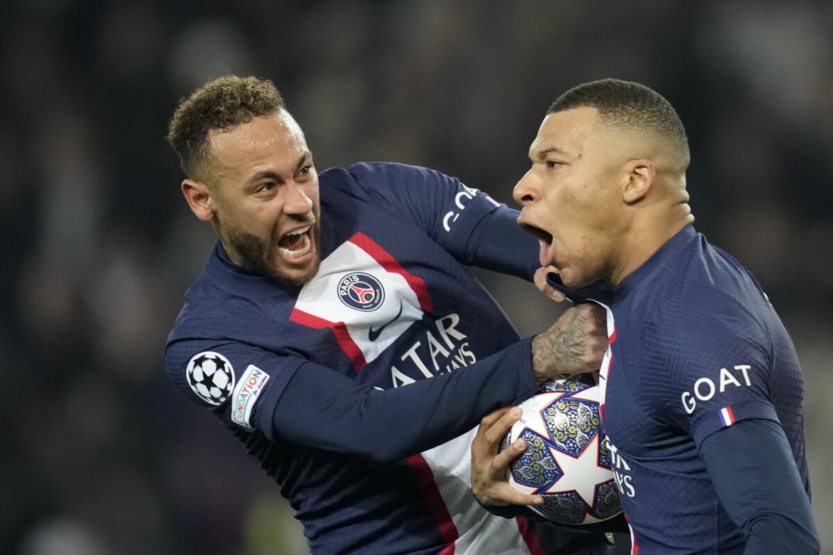 ARCHIVO - Kylian Mbappé (derecha) celebra con Neymar tras anotar un gol 