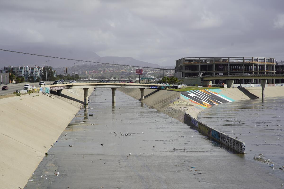 Tramo de canalización del río Tijuana que llega hasta la frontera. 