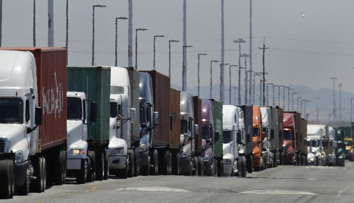 Los puertos obstruidos y las cadenas de suministro globales congestionadas.