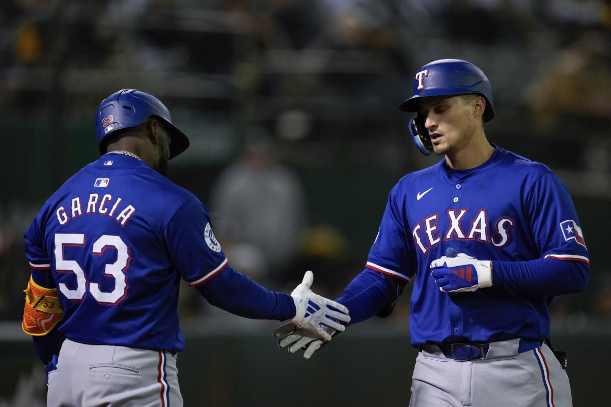 El campocorto de los Rangers de Texas Corey Seager (derecha)