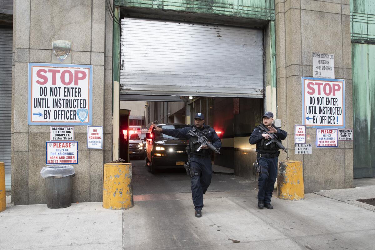 Dos policías despejan el camino para la salida de una ambulancia que llevó a Harvey Weinstein a un hospital después de ser condenado por violación en Nueva York el 24 de febrero del 2020. (AP Photo/Mary Altaffer)