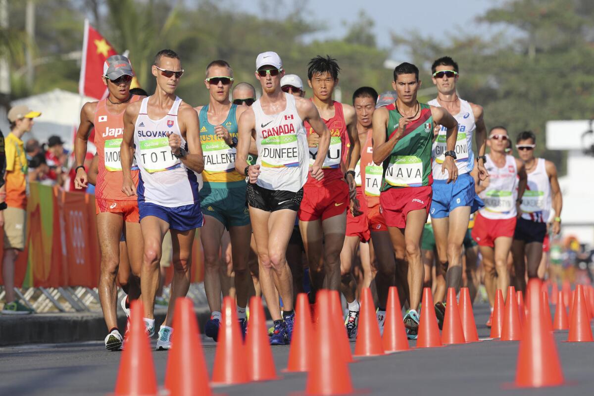 El mexicano Horacio Nava (d) junto al canadiense Evam Dunfee (c) y el eslovaco Matej Toth, entre otros, durante la prueba de 50 kilómetros marcha de Río 2016.