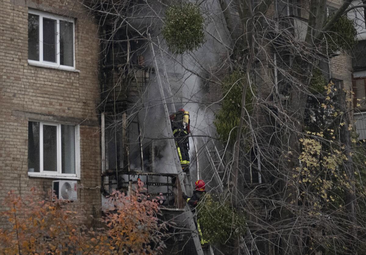 Bomberos ucranianos tratan de apagar un incendio en un edificio que fue alcanzado por misiles rusos