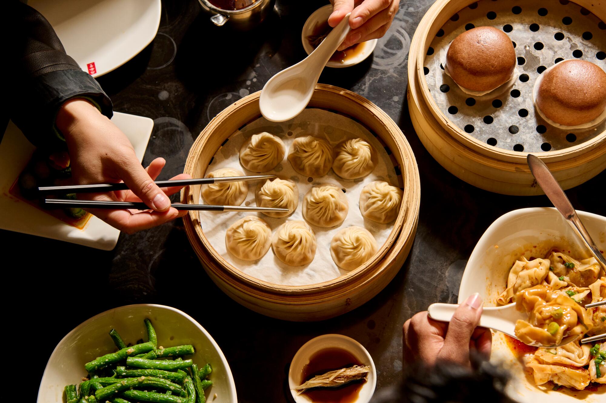 How Din Tai Fung's soup dumplings are conquering the world, 18 folds and 21  grams at a time - Los Angeles Times