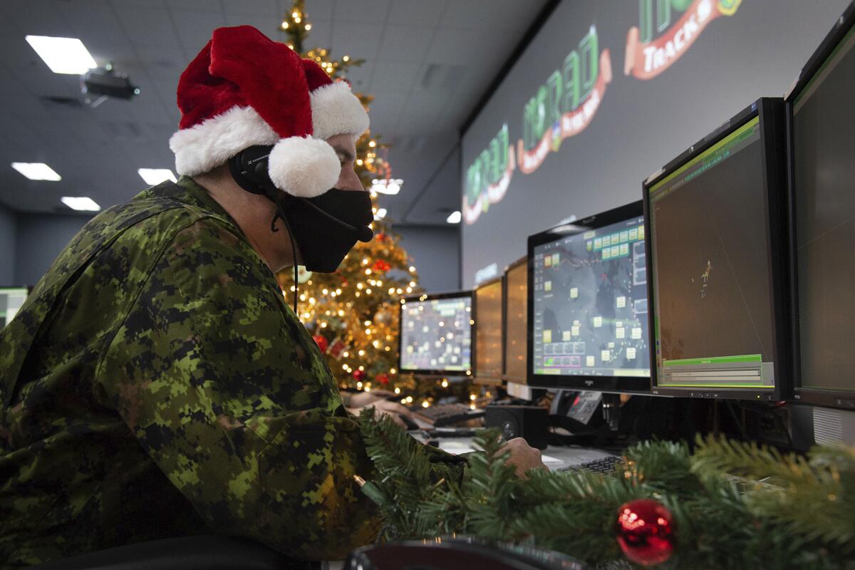 Un miembro del Escuadrón 22 de la Fuerza Aérea canadiense explica cómo se rastrea a Santa Claus en su trineo