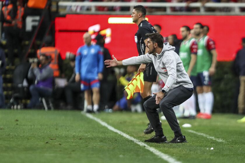 Veljko Paunovic Solarov, director técnico de Chivas, reacciona durante el partido de fútbol de la Liga MX en contra del América, en el estadio Akron, en Guadalajara, México, el sábado 18 de marzo de 2023. (AP Photo)