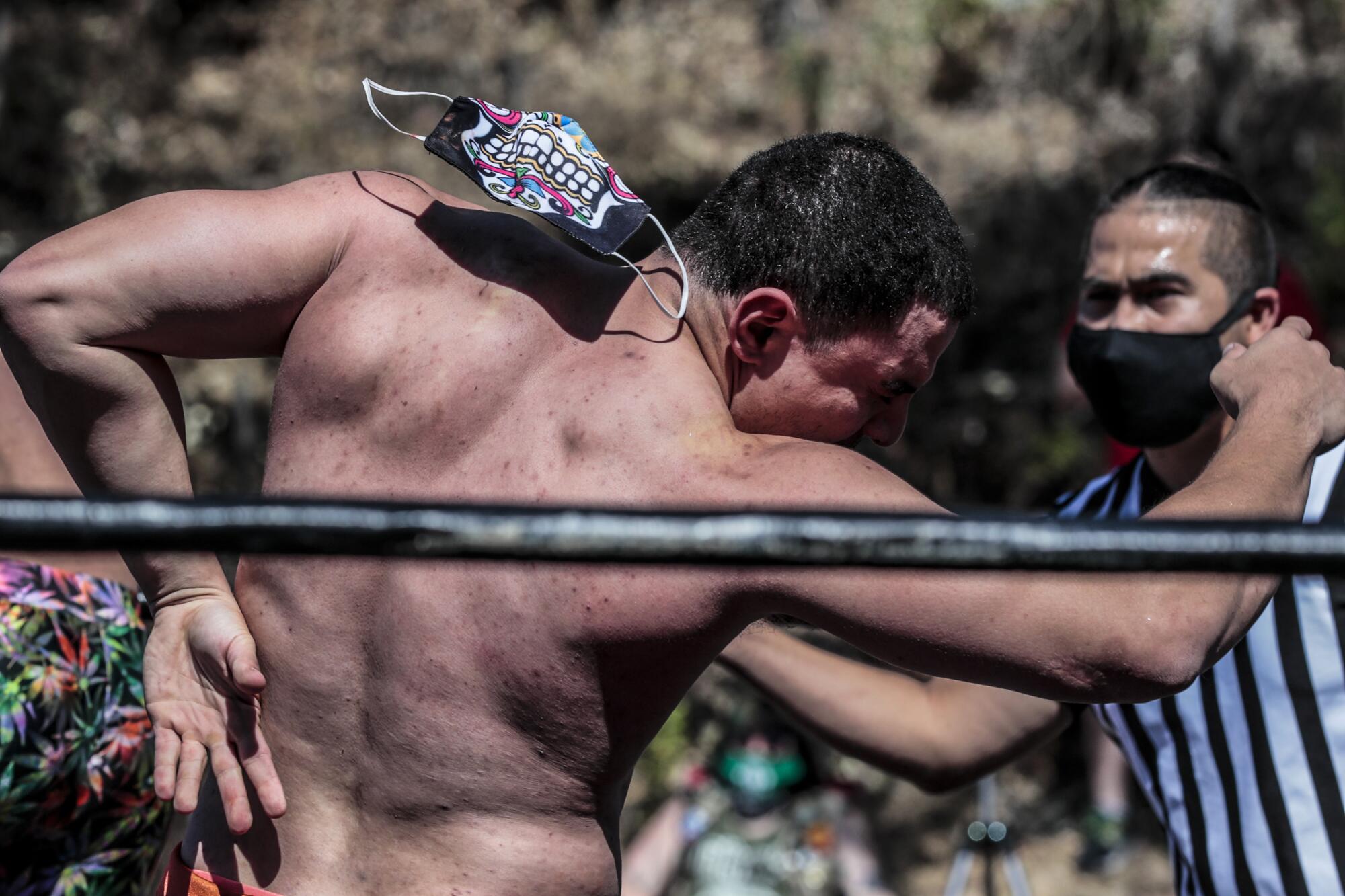 Wrestler Slice Boogie loses his facemask early in his match against Jheri Gigolo.