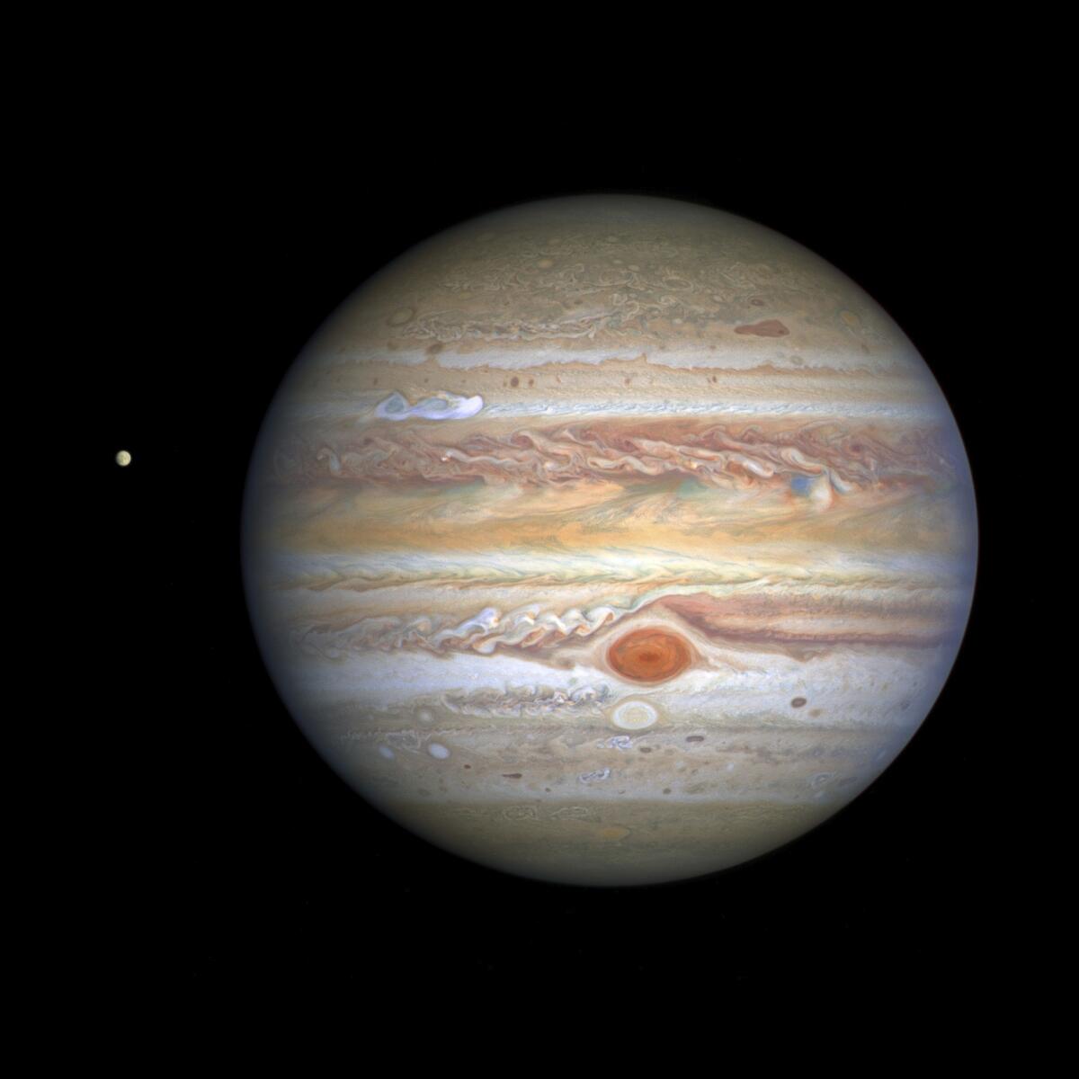 Hubble toma nuevo foto a Júpiter y su luna Europa