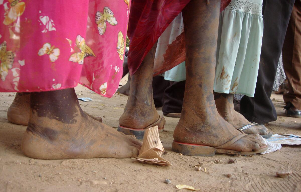 En esta imagen tomada el jueves 14 de julio de 2016 y proporcionada por la misión de Naciones Unidas en Sudán del Sur, varias personas esperan en una fila en el campo de la ONU en Yuba, la capital de Sudán del Sur. Algunos ciudadanos del país, incluso aquellos con doble ciudadanía sursudanesa-estadounidense, fueron rechazados en la frontera cuando intentaron abandonar el país. (Beatrice Mategwa/UNMISS via AP)