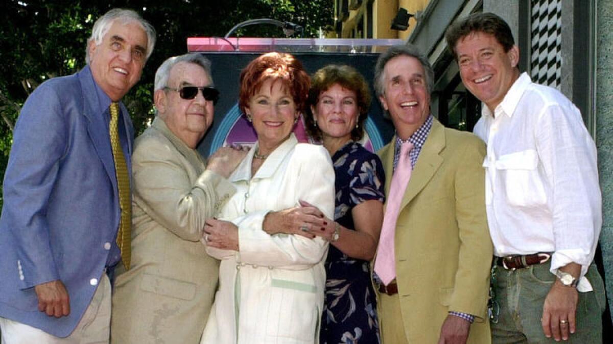 Erin Moran, in the blue dress, with Garry Marshall, left,Tom Bosley, Marion Ross, Henry Winkler and Anson Williams in 2001.