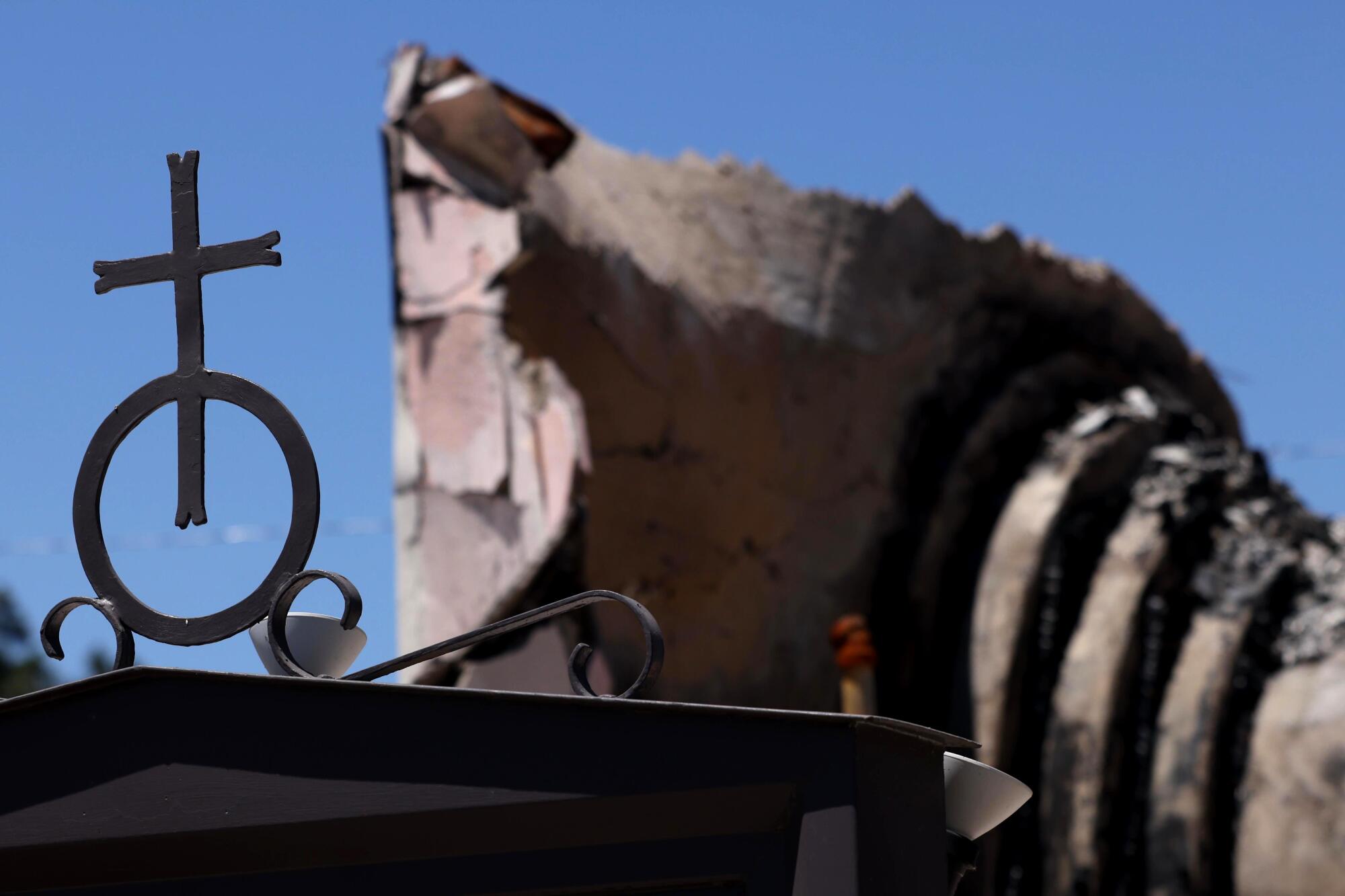 Un símbolo cristiano todavía permanece por encima de las ruinas carbonizadas de la Iglesia de la Comunidad de Altadena, destruida en el fuego Eaton