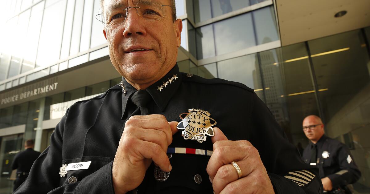 LAPD officers' new badges have vintage look to mark force's 150th ...