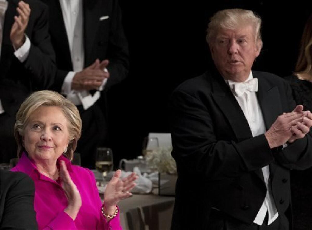 Hillary Clinton y Donald Trump intercambiaron hoy bromas salpicadas con comentarios ácidos en una cena de caridad celebrada un día después del último debate presidencial previo a las elecciones de EE.UU. del 8 de noviembre.