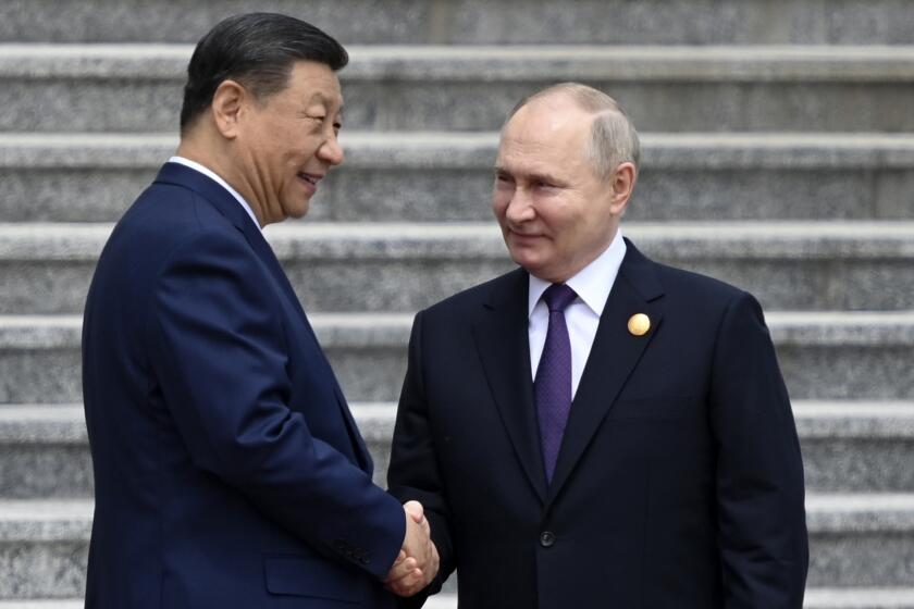 Los presidentes de China, Xi Jinping (izquierda), y Rusia, Vladímir Putin, se estrechan la mano durante su encuentro en Beijing, China, el 16 de mayo de 2024. (Sergei Bobylev, Sputnik, Kremlin Pool Foto vía AP)