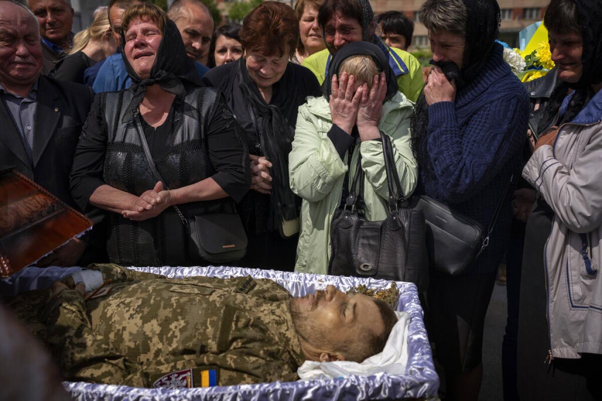 Familiares lloran junto al cuerpo de Pankratov Oleksandr, de 49 años,