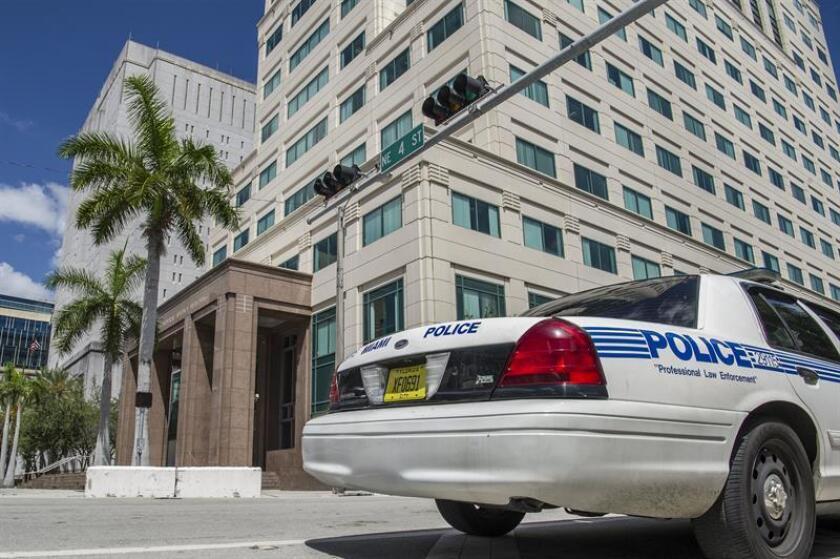 Un coche patrulla de la policía pasa delante del edificio James L King de la corte federal de Justicia en Miami, Florida. EFE/Archivo