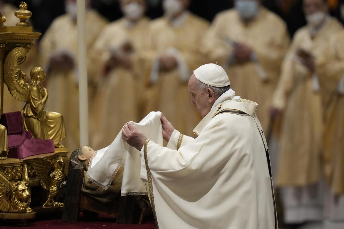 El Papa Francisco devela una estatua del niño Jesús en la Misa de Gallo en la Basílica de San Pedro, en el Vaticano