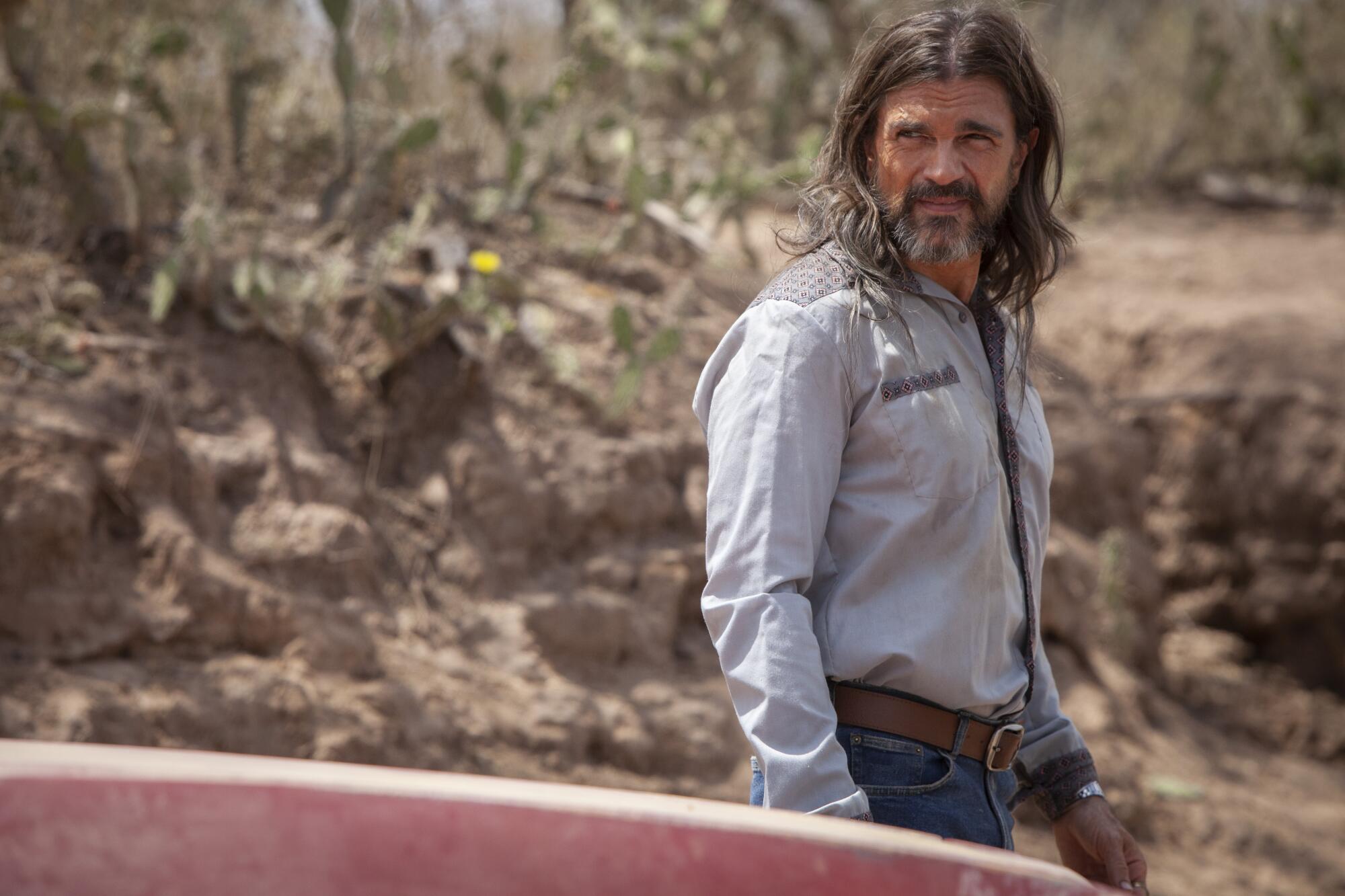 Juanes le da vida a Moises en la cinta de Prime Video "Pimpinero: Sangre y Gasolina".