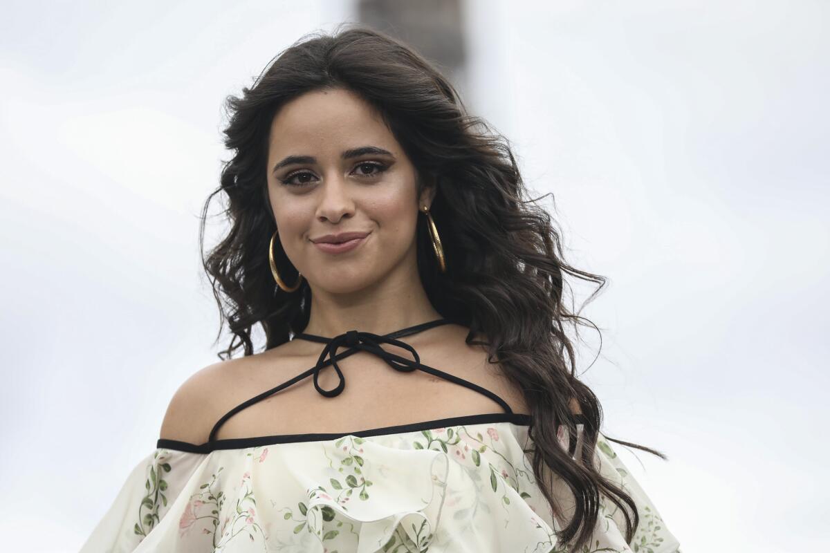 ARCHIVO - Camila Cabello luce una creación de la colección de moda primavera-verano 2022 de L'Oreal 