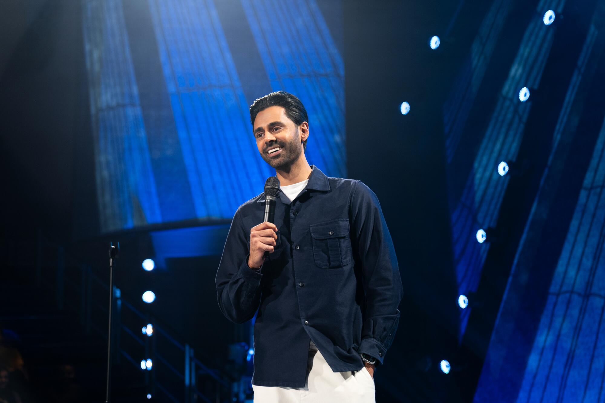 Hasan Minhaj Berbicara Tentang ‘Kontroversi Bodoh’ di Netflix Spesial Baru ‘Off With His Head’