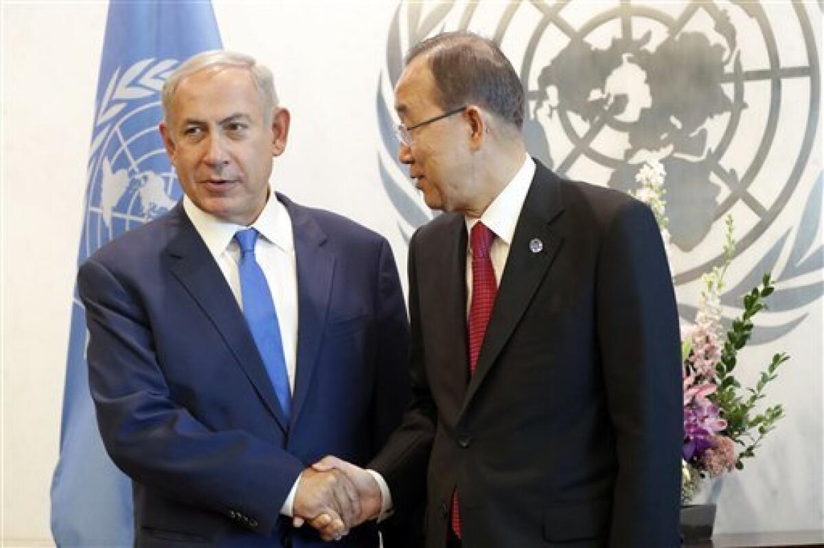 Primer ministro israelí Benjamin Netanyahu, izquierda, saluda al secretario general de la ONU Ban Ki-moon en la sede de la ONU, 22 de septiembre de 2016. Netanyahu dijo el martes 27 de septiembre de 2016 a su gabinete en Jerusalén que el apoyo de Estados Unidos a su país seguirá siendo fuerte, gane quien gane las elecciones en noviembre.