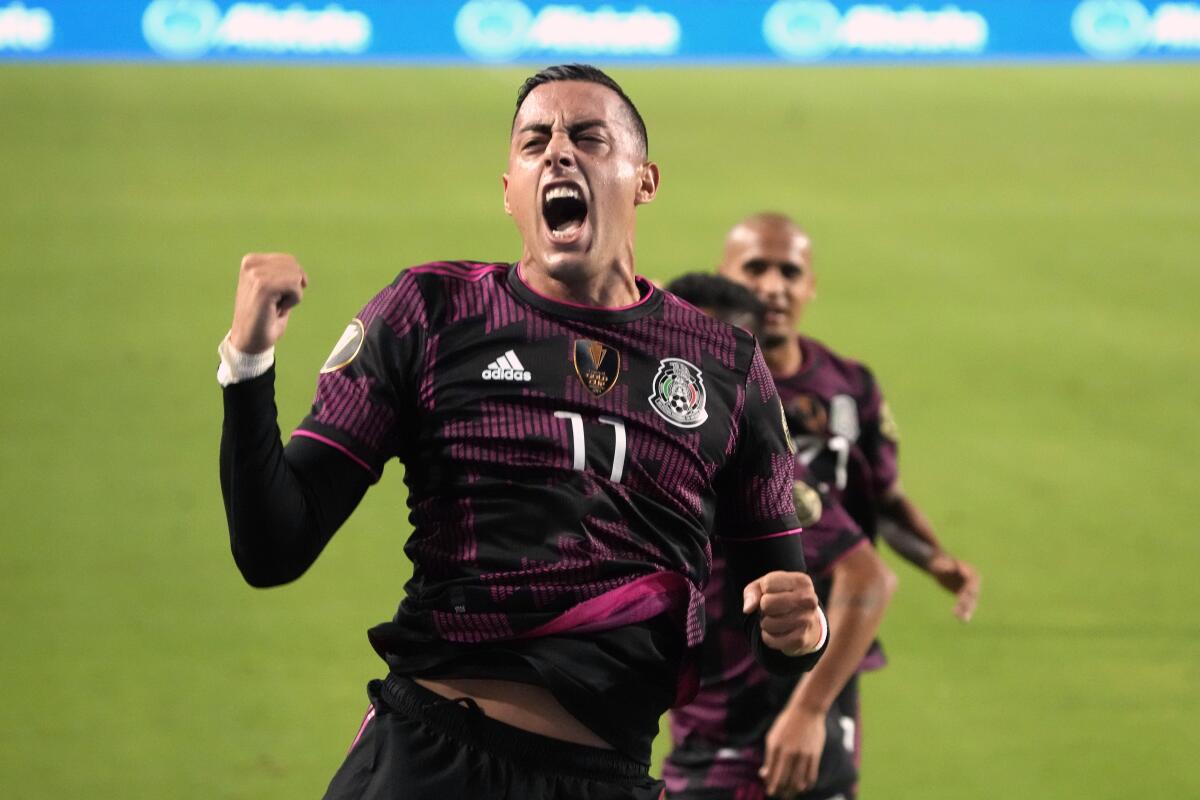 Rogelio Funes Mori, de la selección de México, festeja tras anotar 