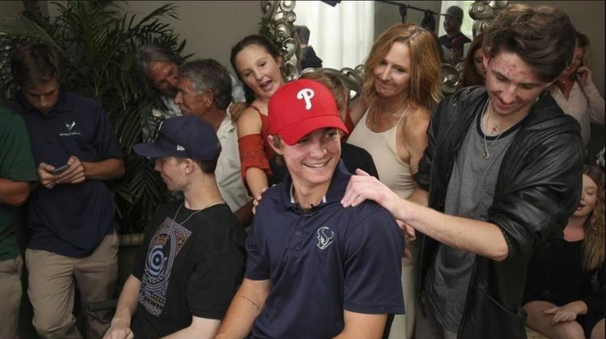 Mickey Moniak, Phillies tarafından draft edildikten sonra arkadaşları ve ailesiyle bunu kutluyor.