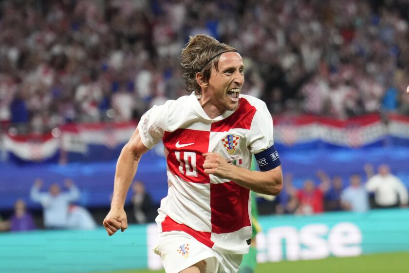 El croata Luka Modric celebra tras anotar un gol con su selección en el encuentro ante Italia en el Grupo B de la Eurocopa el 24 de junio del 2024. (AP Foto/Ebrahim Noroozi)