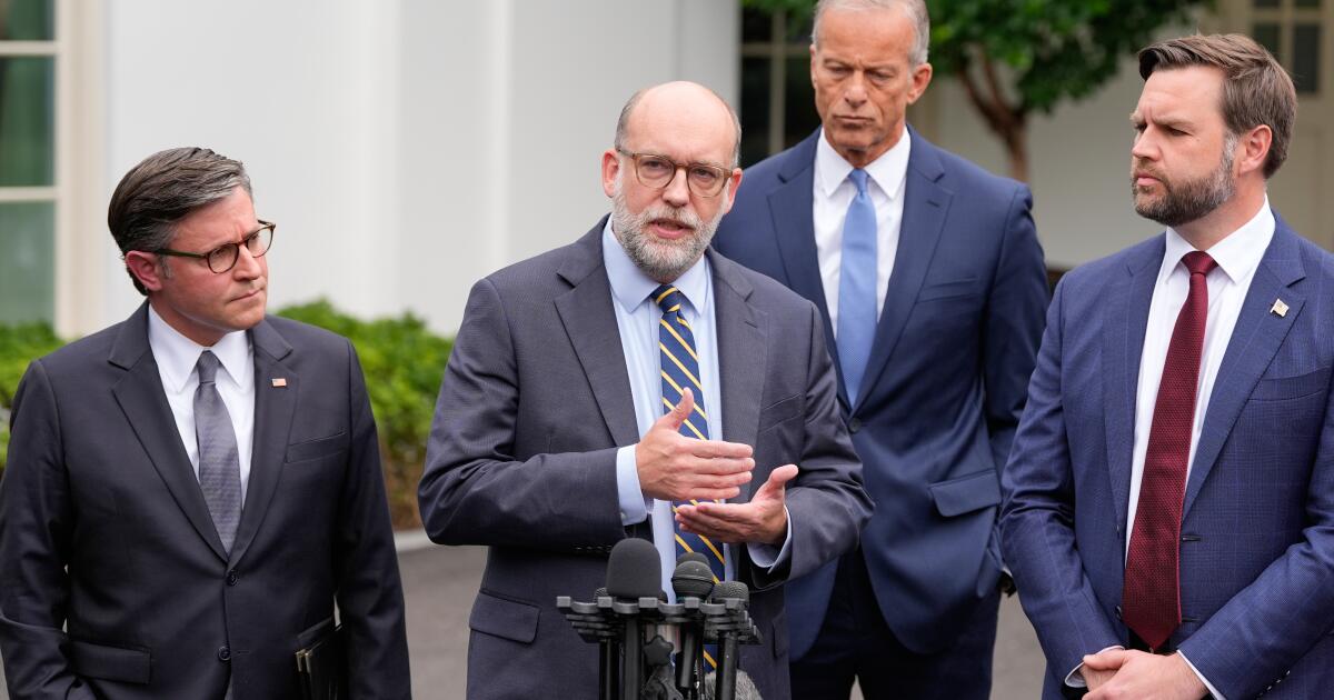 ترامب يقول هيلتزيك: القيام بالحسابات المتعلقة بميزانية حرب ترامب