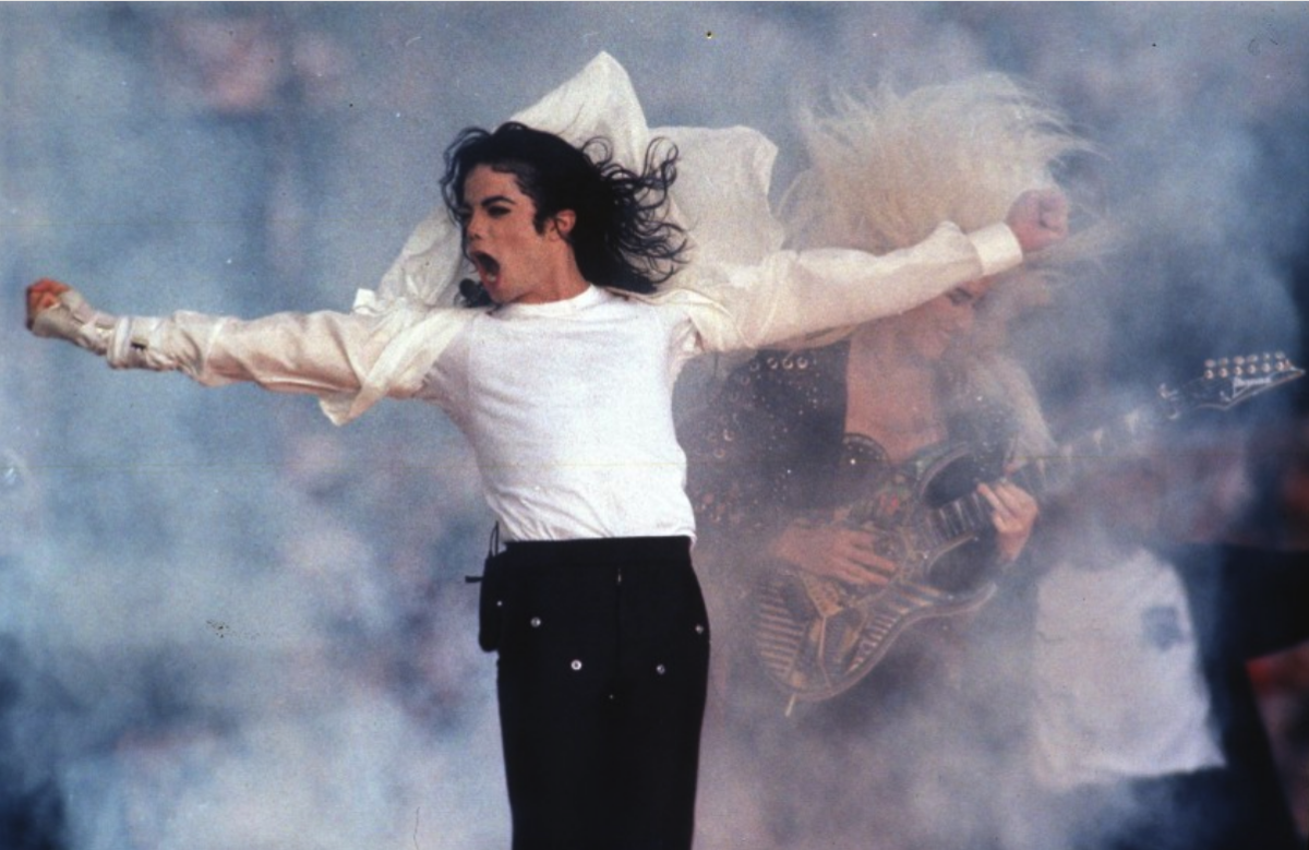 ARCHIVO – En esta fotografía del 1 de febrero de 1993 Michael Jackson durante su presentación