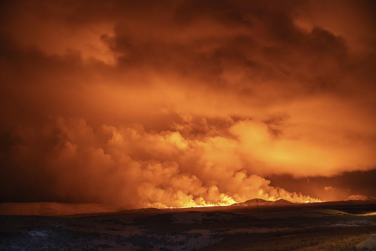 El cielo nocturno se ilumina a causa de la erupción de un volcán en Grindavik,