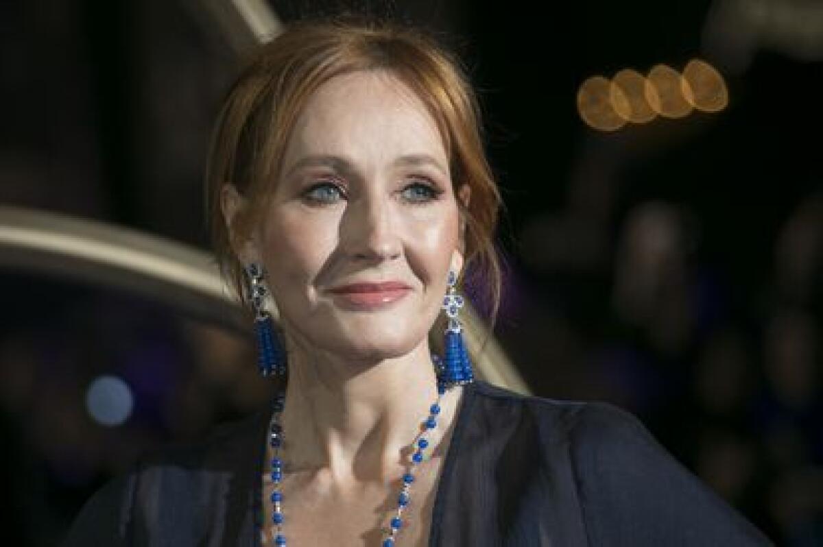 La escritora J.K. Rowling posa al llegar al estreno de la película "Fantastic Beasts: The Crimes of Grindelwald" en Londres en noviembre de 2018.