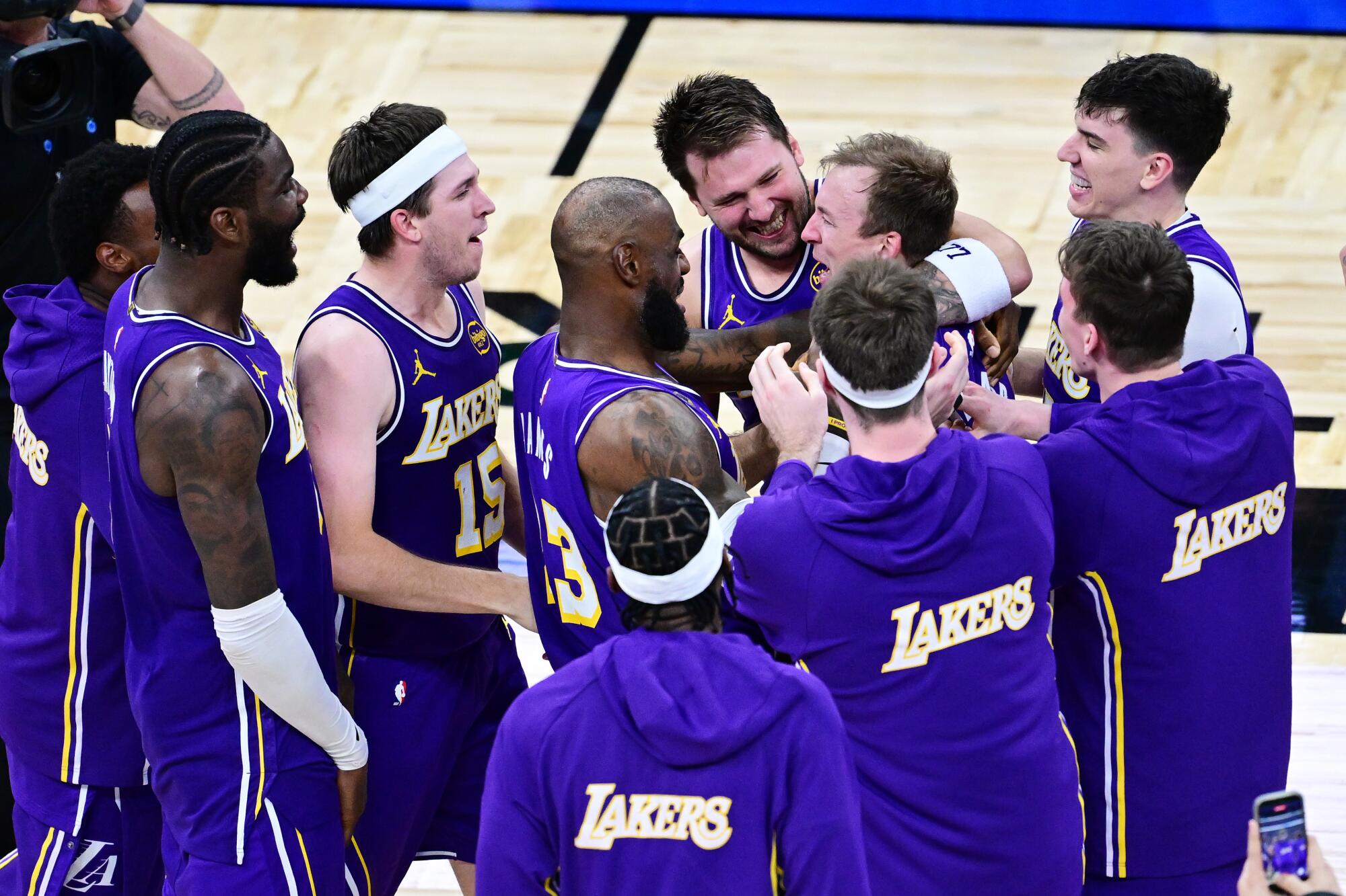 sur Le Roster. | Quelles conséquences ont une draft d'expansion NBA ? Lakers guard Luke Kennard celebrates with teammates after his game-clinching three-pointer Saturday against Orlando.