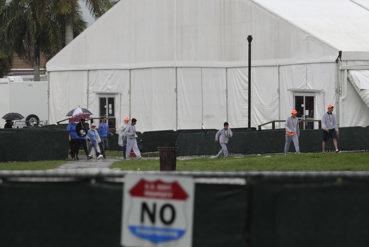 Menores de edad caminan en los terrenos del refugio temporal ubicado en la ciudad de Homestead, Florida.