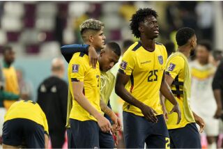 Los jugadores de Ecuador reaccionan después de perder el partido ante Senegal 2-1 por el Grupo A y quedar fuera del Mundial de Qatar, en el Estadio Internacional Jalifa en Doha, Qatar, el martes 29 de noviembre de 2022. (AP Foto/Francisco Seco)