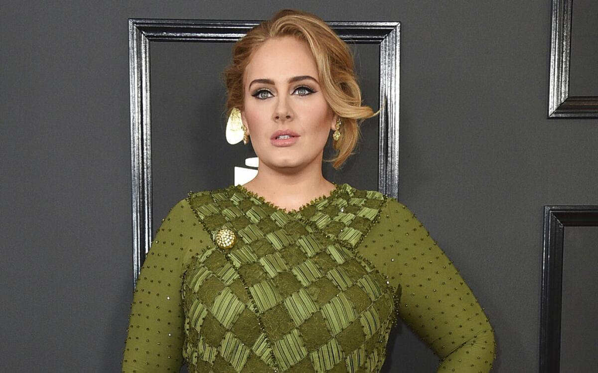 ARCHIVO - Adele llega a la 59na entrega anual de los premios Grammy